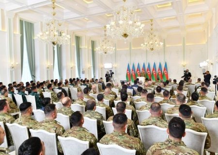 İlham Əliyev Şuşada hərbçilər qarşısında çıxış etdi 