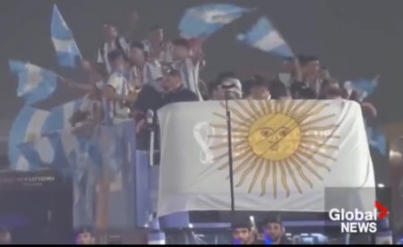 Argentinalı futbolçuların Qətərdə çempionluq paradı 