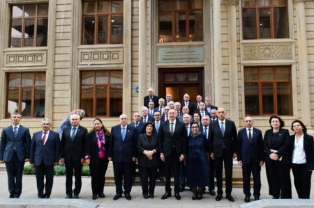 İlham Əliyev Qərbi Azərbaycan İcmasının inzibati binasında yaradılan şəraitlə tanış olub - FOTO