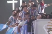 Argentinalı futbolçuların Qətərdə çempionluq paradı 