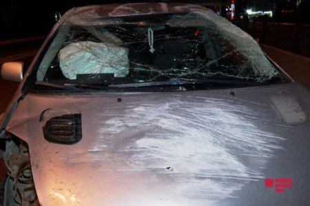 Bakıda zəncirvari qəza zamanı avtomobil aşıb: Xəsarət alanlar var - FOTO