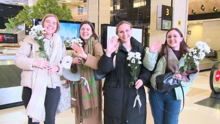 Gömrük əməkdaşları ölkəmizə gələn xanım sərnişinləri çiçəklərlə qarşıladılar - FOTO