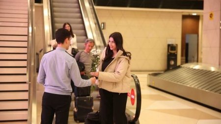 Gömrük əməkdaşları ölkəmizə gələn xanım sərnişinləri çiçəklərlə qarşıladılar - FOTO