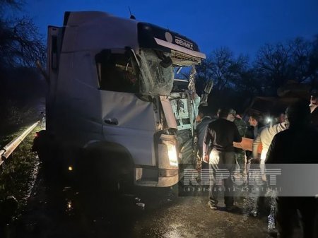Bakı-Quba yolunda iki yük avtomobili toqquşdu: Ölən var - FOTO