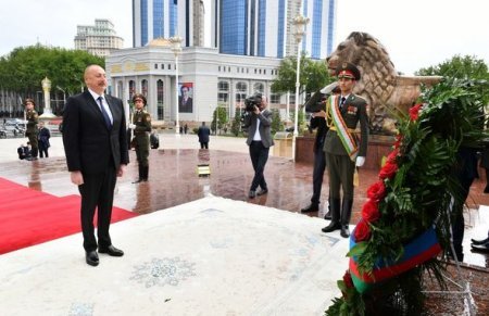 Azərbaycan Prezidenti Düşənbədə İsmoili Somoni abidəsini ziyarət edib - FOTO