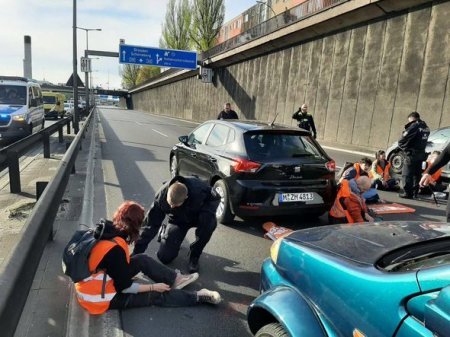 Almaniyada aksiyaçılar özlərini asfalta yapışdırdılar 