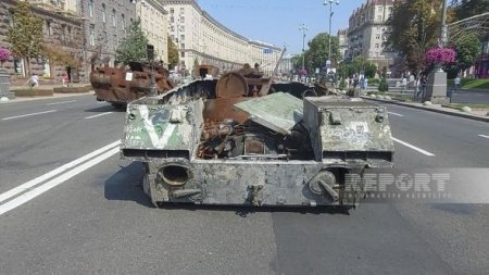 Kiyevdə müharibədə məhv edilən Rusiya hərbi texnikalarının paradı keçirilir 