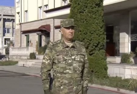 Kərim Vəliyev Hikmət Mirzəyevi şəxsi heyətə təqdim etdi 