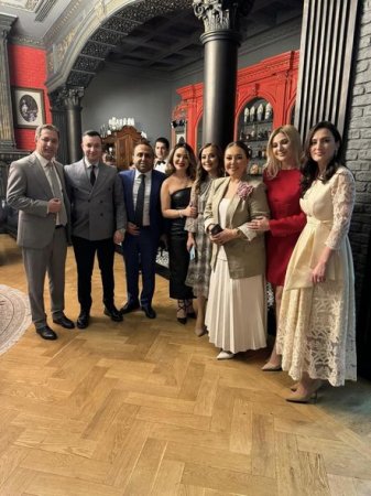 Aparıcı ilə ailə quran icra başçısı toyda qonaqlara qadağa qoydu - FOTO