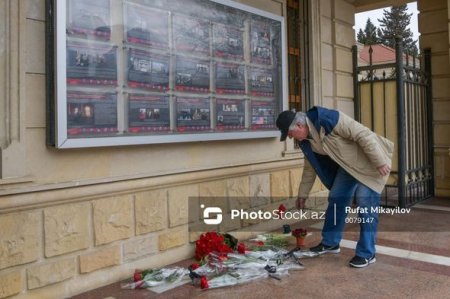 Bakı sakinləri Rusiya səfirliyi önünə gül dəstələri gətirirlər 