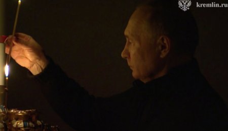 Putin matəm günü kilsədə şam yandırdı Putin matəm günü kilsədə şam yandırdı