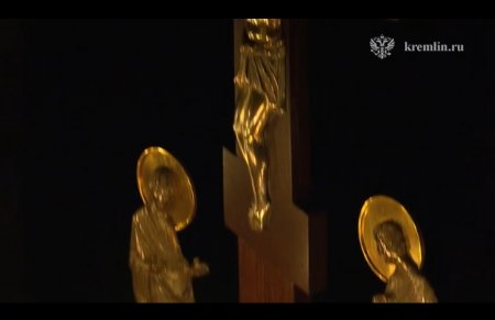 Putin matəm günü kilsədə şam yandırdı Putin matəm günü kilsədə şam yandırdı