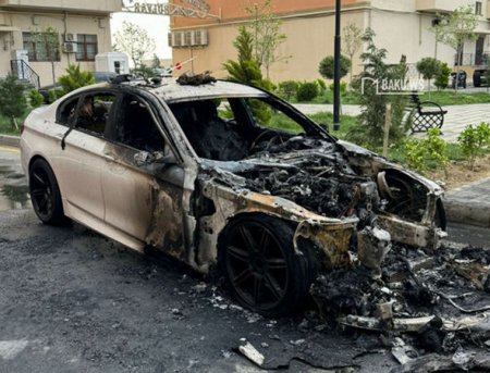 Sumqayıt bulvarında “BMW F10” yanaraq yararsız hala düşdü