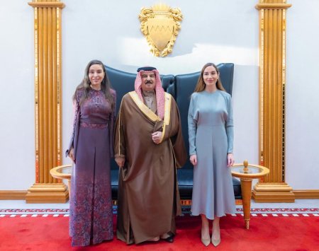 Bəhreyn Kralı Leyla Əliyeva və Arzu Əliyevanı qəbul edib