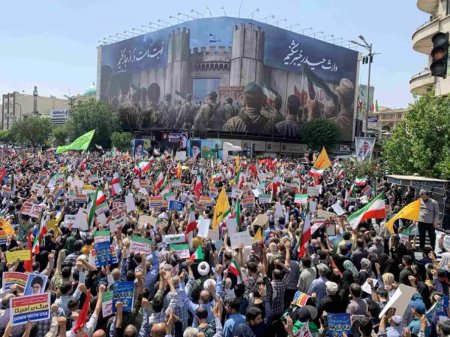 Tehranda minlərlə insan küçələrə AXIŞDI