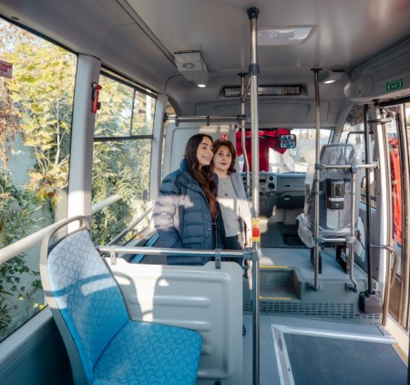 Leyla Əliyeva, Arzu Əliyeva və Alena Əliyeva “Təmiz Dünya” sığınacağında yaşayan uşaqların bayram sevincinə şərik olublar