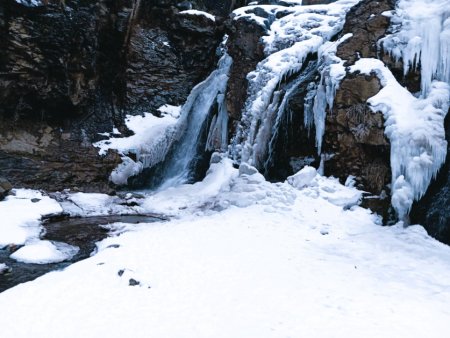 Gədəbəyin “Şır-şıra” şəlaləsi donaraq gözəl bir görüntü yaradıb