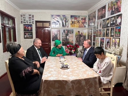 Nərimanov Rayon İcra Hakimiyyətinin başçısı Elgin Həbibullayev 8 Mart – Beynəlxalq Qadınlar Günü münasibətilə şəhid ailələrini ziyarət edib 