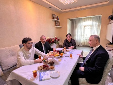 Nərimanov Rayon İcra Hakimiyyətinin başçısı Elgin Həbibullayev 8 Mart – Beynəlxalq Qadınlar Günü münasibətilə şəhid ailələrini ziyarət edib 