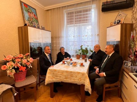 Nərimanov Rayon İcra Hakimiyyətinin başçısı Elgin Həbibullayev 8 Mart – Beynəlxalq Qadınlar Günü münasibətilə şəhid ailələrini ziyarət edib 