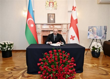 Prezident İlham Əliyev Gürcüstanın Azərbaycandakı səfirliyində olub, başsağlığı verib