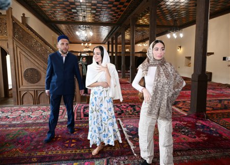Leyla Əliyeva və Arzu Əliyeva Şəkidə Xan məscidini ziyarət ediblər