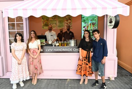 Leyla Əliyeva və Arzu Əliyeva “CandyFest” yay festivalını ziyarət edib və “Sehrli mirvari” su sirki şousunu izləyiblər